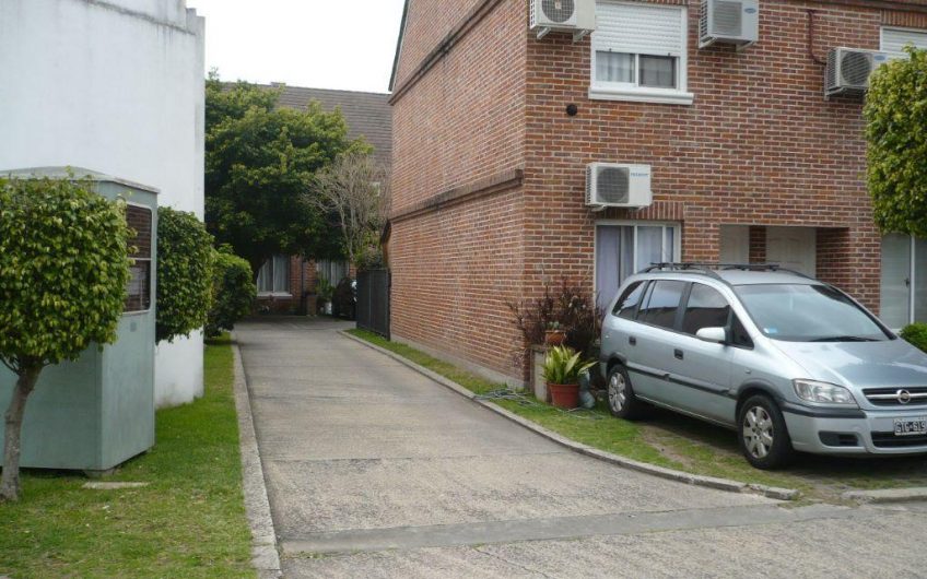 CARAPACHAY    Duplex en Barrio Cerrado